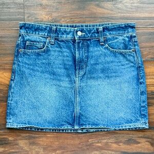 Old Navy Mid Rise OG Denim Mini Skirt Size 10 in Classic Wash